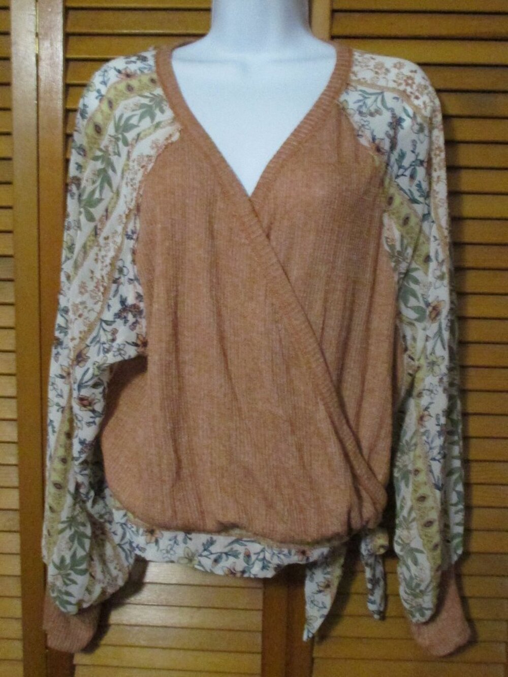 Blu Pepper NEW top, sheer cuffed sleeves deep V neckline, spice color size L